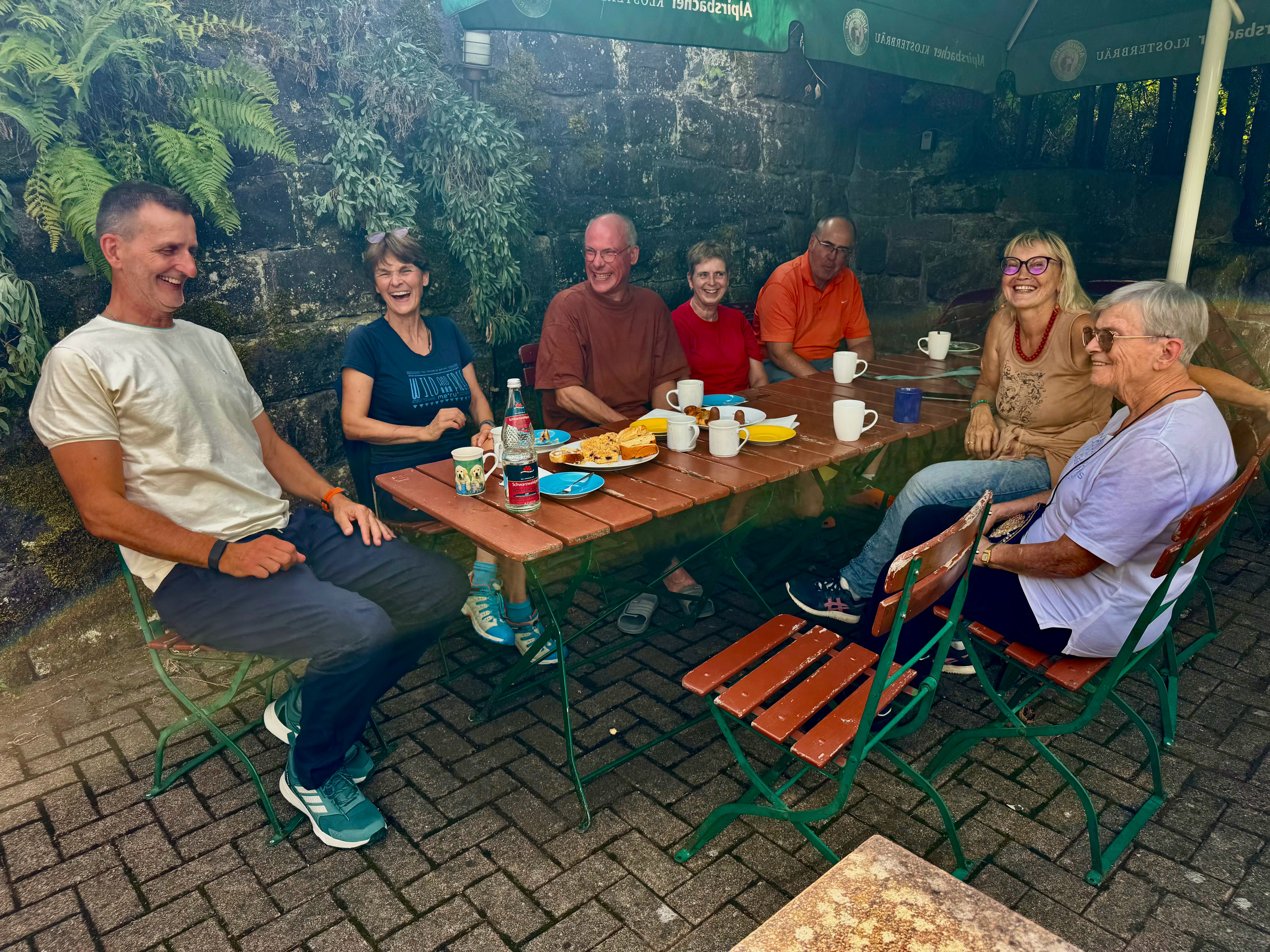Fröhliche Kaffee- und Kuchenrunde auf der Burg