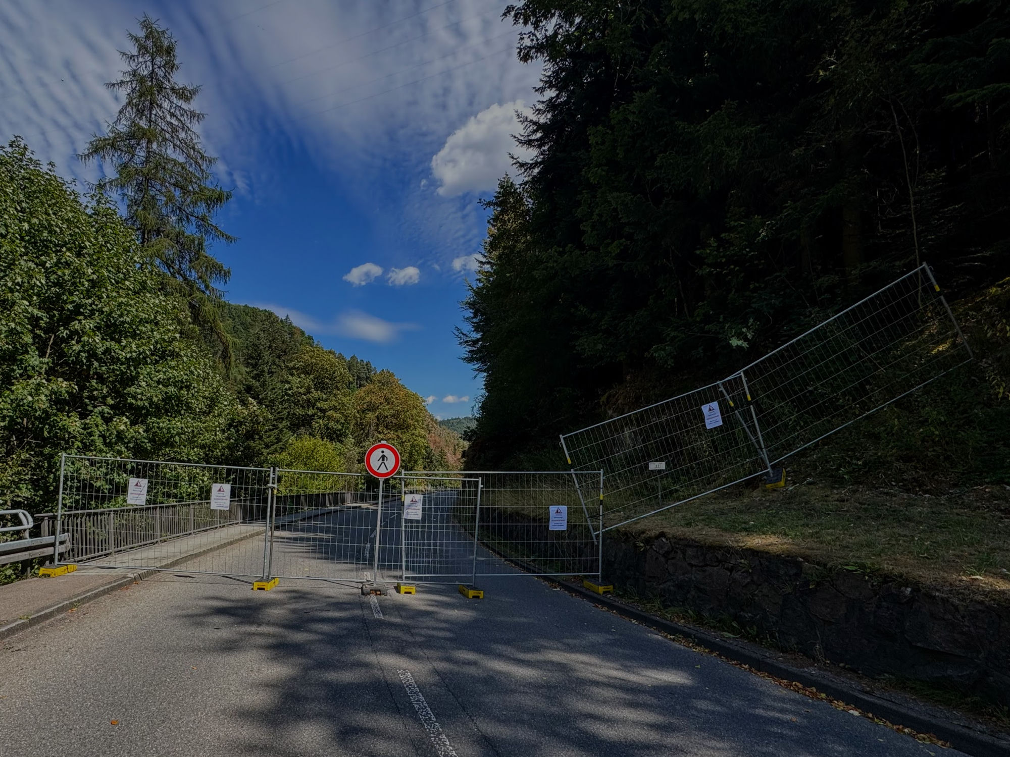 Straßensperrung mit Bauzaun von der Lauterbacher Seite Richtung Schramberg