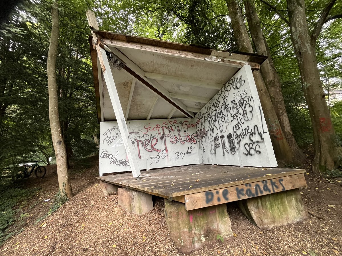 Hütte im Park der Zeiten vor ein paar Jahren, komplett vollgeschmiert